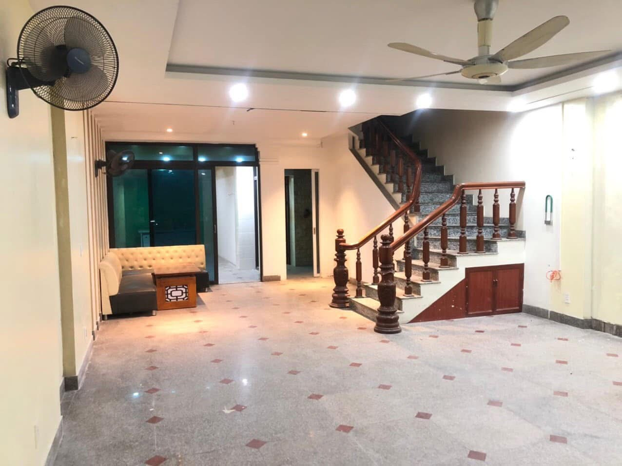 Cho thuê nhà mặt đường Nguyễn Văn Linh