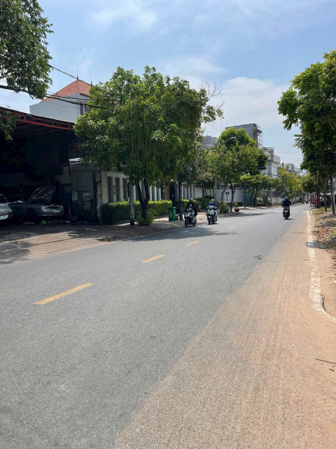 BDS HVL Cho thuê nhà mặt tiền đường sầm uất, thích hợp kinh doanh đa ngành, Linh Trung, Thủ Đức  🏡 Diện tích: 9x20, 1 trệt 2lầu, trệt trống suốt, 4PN, 3WC.....  🛋 Nội thất: trống  📍 Vị trí: Ngay mặt tiền đường lớn sầm uất, oto, xe tải ra vào tránh nhau đậ