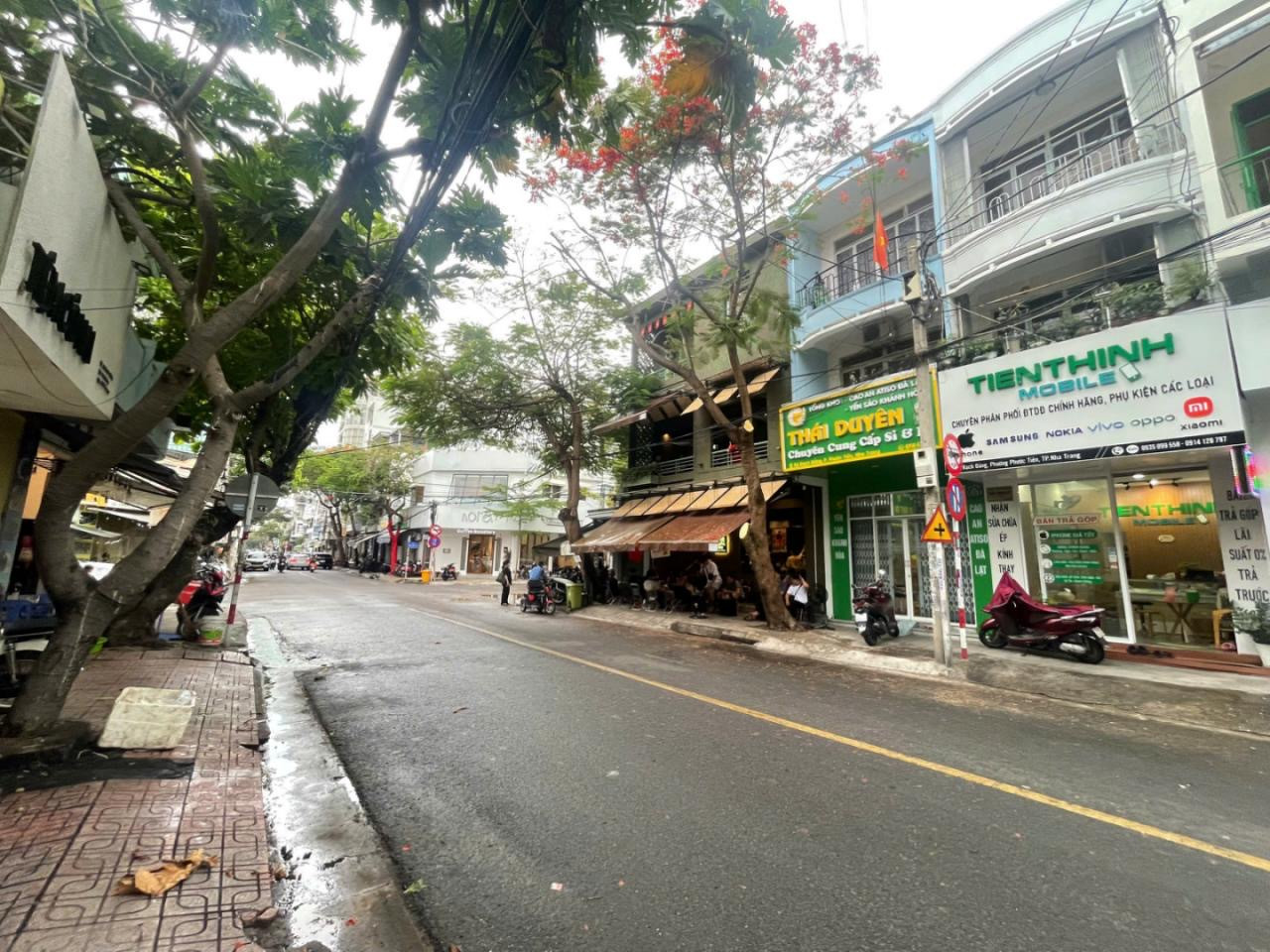 🏡 CHO THUÊ NHÀ NGUYÊN CĂN ĐƯỜNG BẠCH ĐẰNG, NHA TRANG 📍 Vị trí cực đẹp – gần biển, chợ, trường học, di chuyển thuận tiện  🔸 Nhà 3 tầng + gác lửng 🔸 Diện tích đất: 51,9m² | Diện tích sử dụng: ~178,8m² 🔸 Thiết kế thoáng – sạch sẽ, phù hợp vừa ở vừa kinh doan