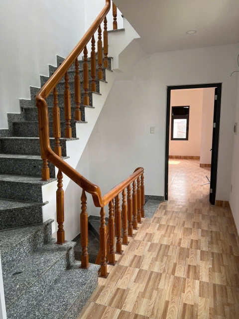 nhà đường số 4 (Thích Quảng Đức) diện tích sàn: 240m vuông. 6 phòng ngủ ko nội thất có máy lạnh Giá cho thuê: 20 triệu/01 tháng. Cọc 2 thanh toán 3