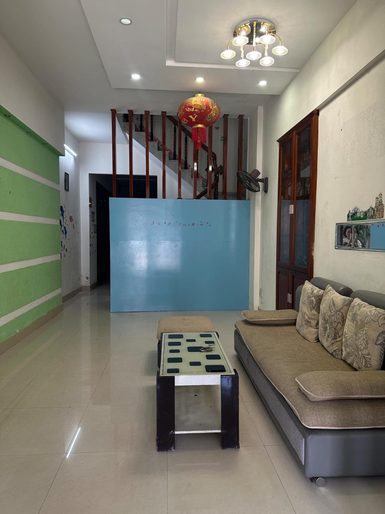 🏡🏡Cho thue nhà mặt tiền đường Mạc Đĩnh Chi, Phường Tân Tiến, TP Nha Trang —DT: 80m2 (4x20). Nội thất cơ bản y hình, có sẵn bảng hiệu QC. — Tầng trệt: Sân, PK, bếp, WC. Tầng 1: 2 PN, 2WC. Tầng 2: 2 PN, 2 WC. Tầng 3: 1 phòng, sân phơi. 💵Giá thuê: 18tr, cọc 
