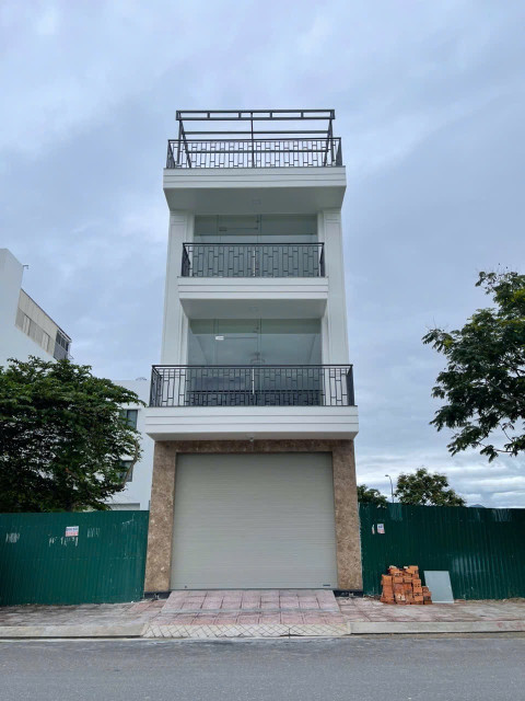 Cho thuê nhà 4 tầng mặt tiền đường số 13, KĐT Hà Quang 2, Phước Hải, Nha Trang  - Diện tích: 100m2 ngang 5m - Hướng Bắc lệch Đông. - Nhà gồm 3 phòng ngủ 5wc, bếp, khách, Tầng trệt trống thuận tiện kinh doanh. Nội thất Cơ bản. Có sân thượng trước và sau. N