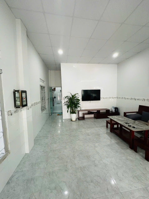 Cho thuê Nhà Gò Găng gần KĐT Vĩnh Điềm Trung, DT: 97m2, Nhà có 2 PNgu, 2 wc, P khách lớn, mặt tiền đường 7m ở thuận tiện, có đầy đủ nội thất , xách Vali vào ở ngay, HĐ thuê trên một năm ,giá 8 triệu đồng/ tháng.