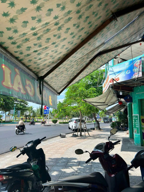CHO THUÊ NHÀ MẶT TIỀN VIEW BIỂN – PHẠM VĂN ĐỒNG  Đối diện nhà hàng Thùy Dương Yến Sào, cạnh Highlands Coffee 🏠 Nhà 2 tầng, ngang gần 7m, diện tích 30m² Đường 26m, vỉa hè 6m – khu kinh doanh sầm uất 🧭 Hướng Đông Nam – mát, phong thủy tốt 💸Giá thuê: 10tr/th