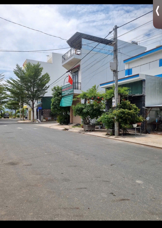 Cho thuê Nhà 1 trệt 1 lầu TĐC Hòn Rớ 2 Gần sông và trường Chính Trị 👉 8triệu/tháng DT: 70m2 ngang 4,5m , 4PN, 2WC , Phòng khách ,bếp đầy đủ nội thất. Giá thuê 8triệu/tháng Cọc 2 tt 3