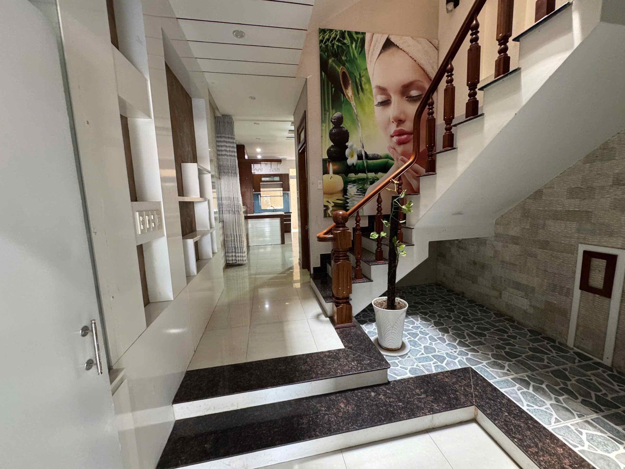 Cho thuê nhà 3 tầng 72m2 mặt tiền Nguyễn Thị Minh Khai có 4pn 4wc Giá thuê 20tr/tháng cọc 2 thanh toán 2