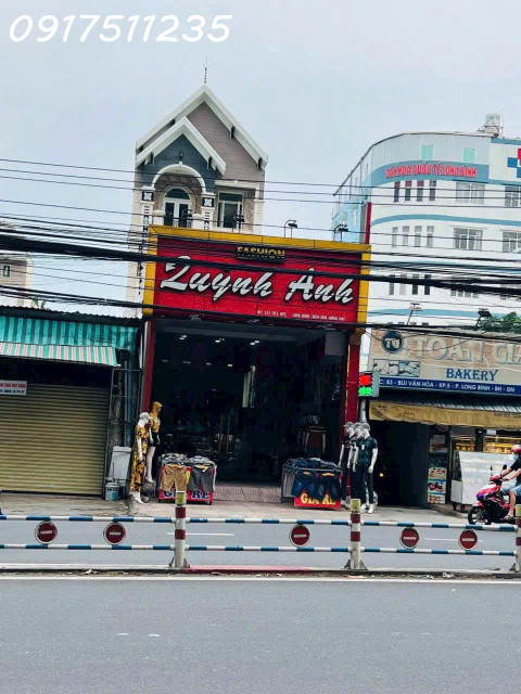 Bán nhà Mặt Tiền Bùi Văn Hoà , Đối diện Công Viên Tam Hiệp, Biên Hòa , 1 trệt 3 lầu 1 tầng hầm , 4 phòng ngủ , 1 phòng karaoke , 1 phòng thờ , bếp , phòng ăn , phòng khách , sảnh kinh doanh  , 3 tolet , , diện tích 200 m (  5,2x40)  sổ riêng thổ cư , hoàn
