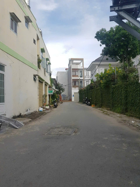 Nhà 2mt hẻm p Long Trường, tp Thủ Đức  dt 110m2 2 lầu 4pn 5wc giá 6,5 tỷ
