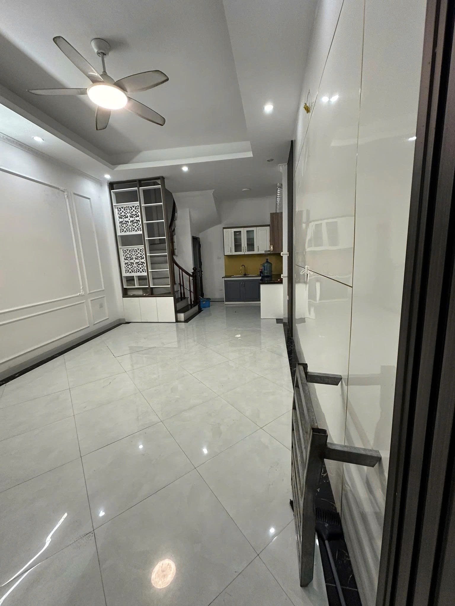 cho thuê nhà nguyên căn tại ngõ 523 Minh Khai, Phường Vĩnh Tuy, Quận Hai Bà Trưng
DT : 35m2 x 5 tầng-13,5tr/1tháng