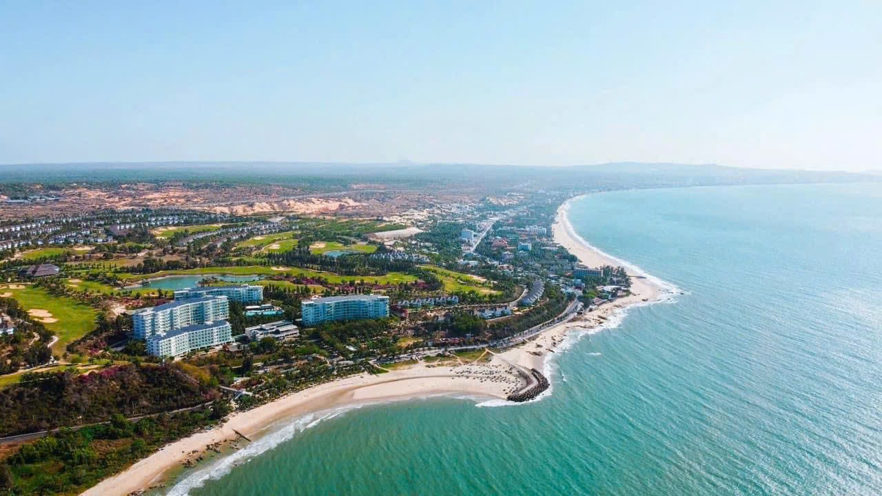 Bán 2,3ha đường nhựa giáp bên nhà điều hành sân bay. Giá ngộp 30 tỷ. Lvcc 0982482666