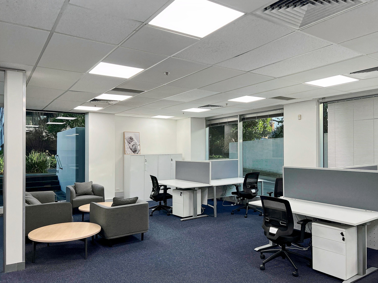 Không gian văn phòng được thiết kế chỉn chu đến từng chi tiết tại Regus Epic Tower dành cho 5 người.
