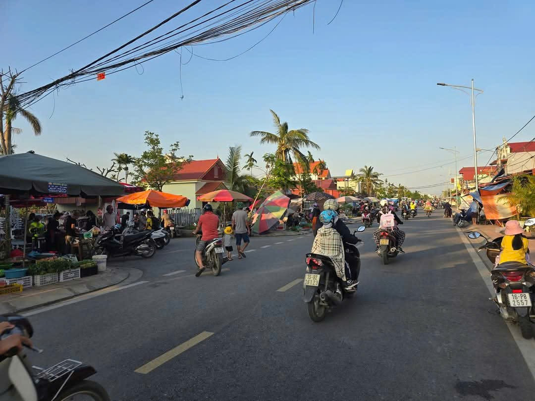 Đất mặt đường chợ quý Kim