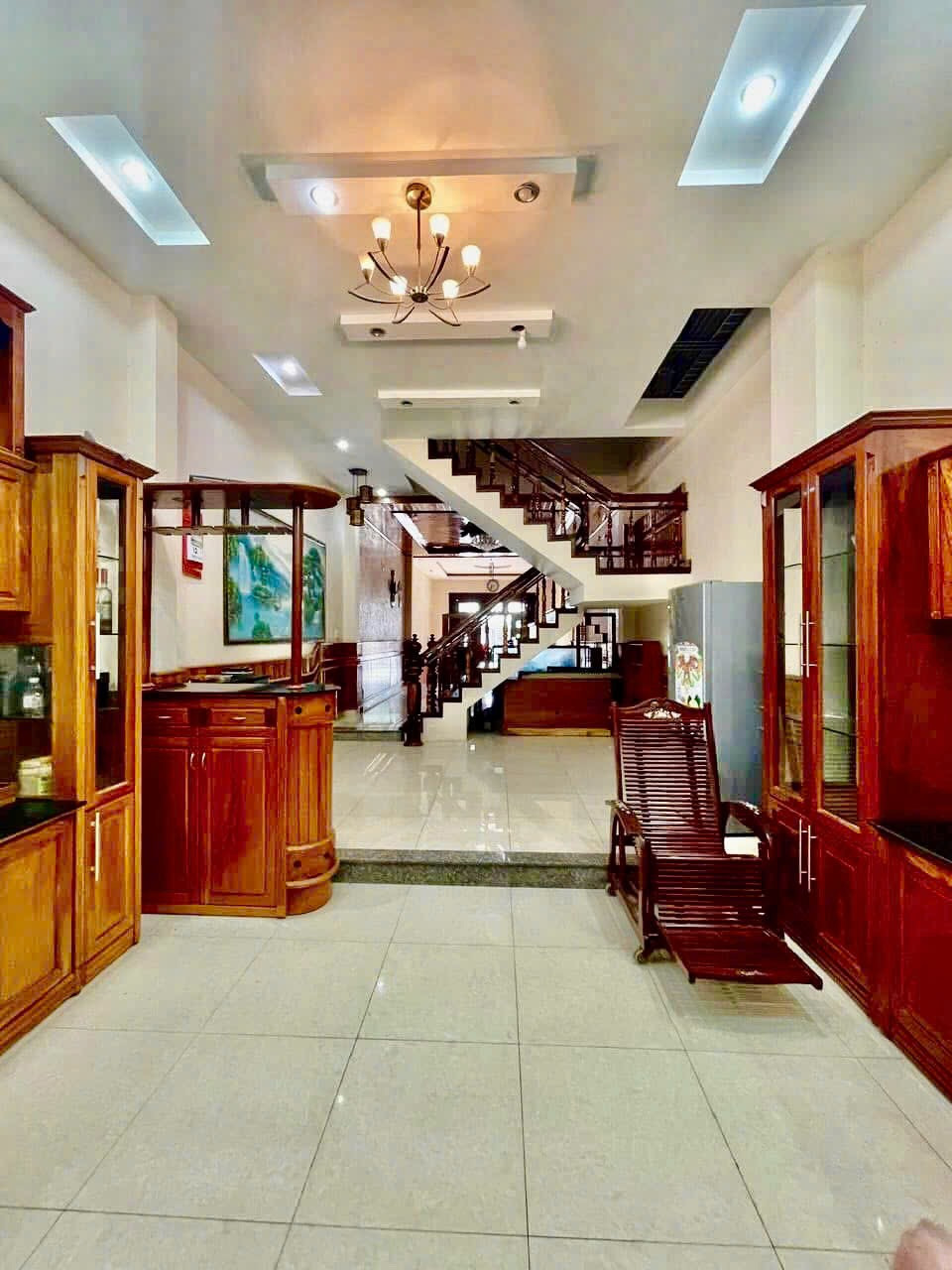 CBD1
Mua Ngay Và Luôn Căn Nhà Này, nhà 4 tầng mặt tiền Lê Hồng Phong- Phường Nam Nha Trang.
-- Diện tích 113m2, ngang 4,43m nở hậu 4,6m. DTSD: 360m2