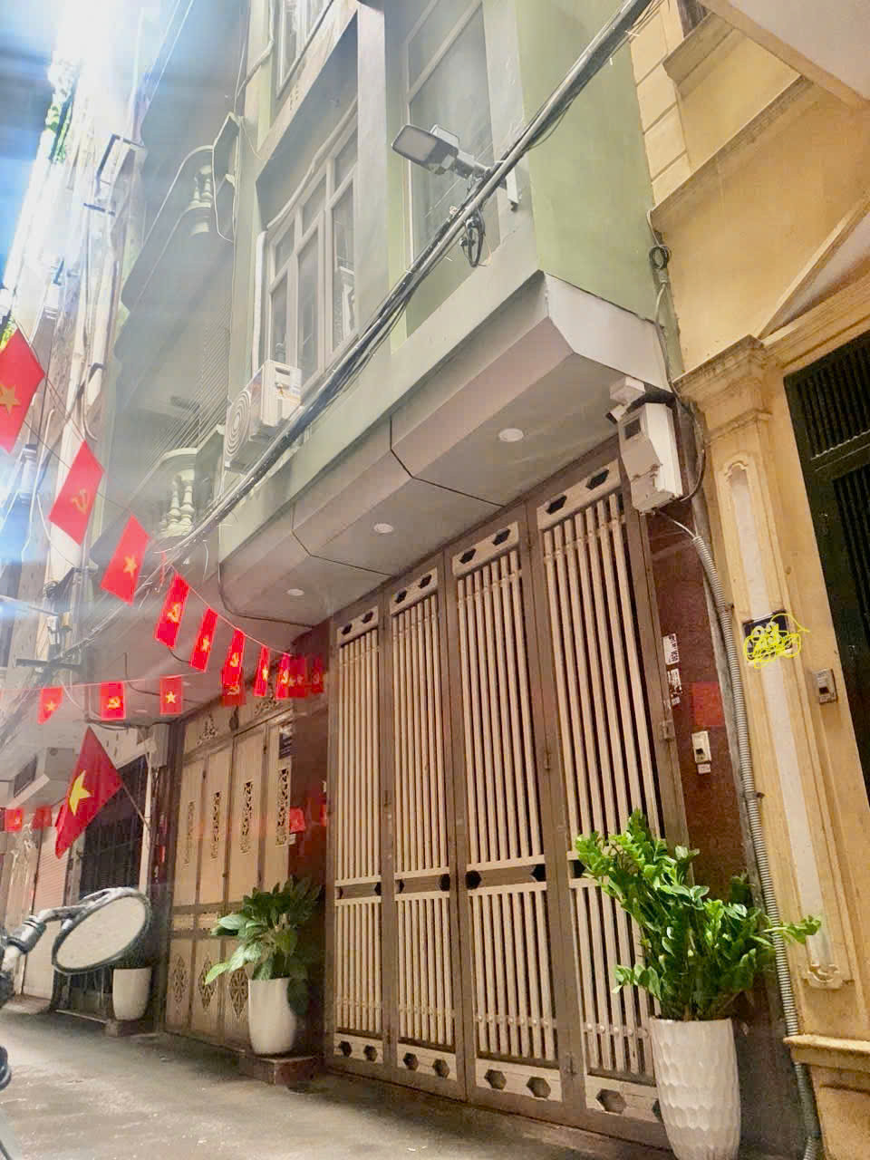 Bán Nhà Hoàng Quốc Việt Cầu Giấy. Phân Lô. OTO Vào Nhà. 40m 5 Tầng. 13.5 Tỷ