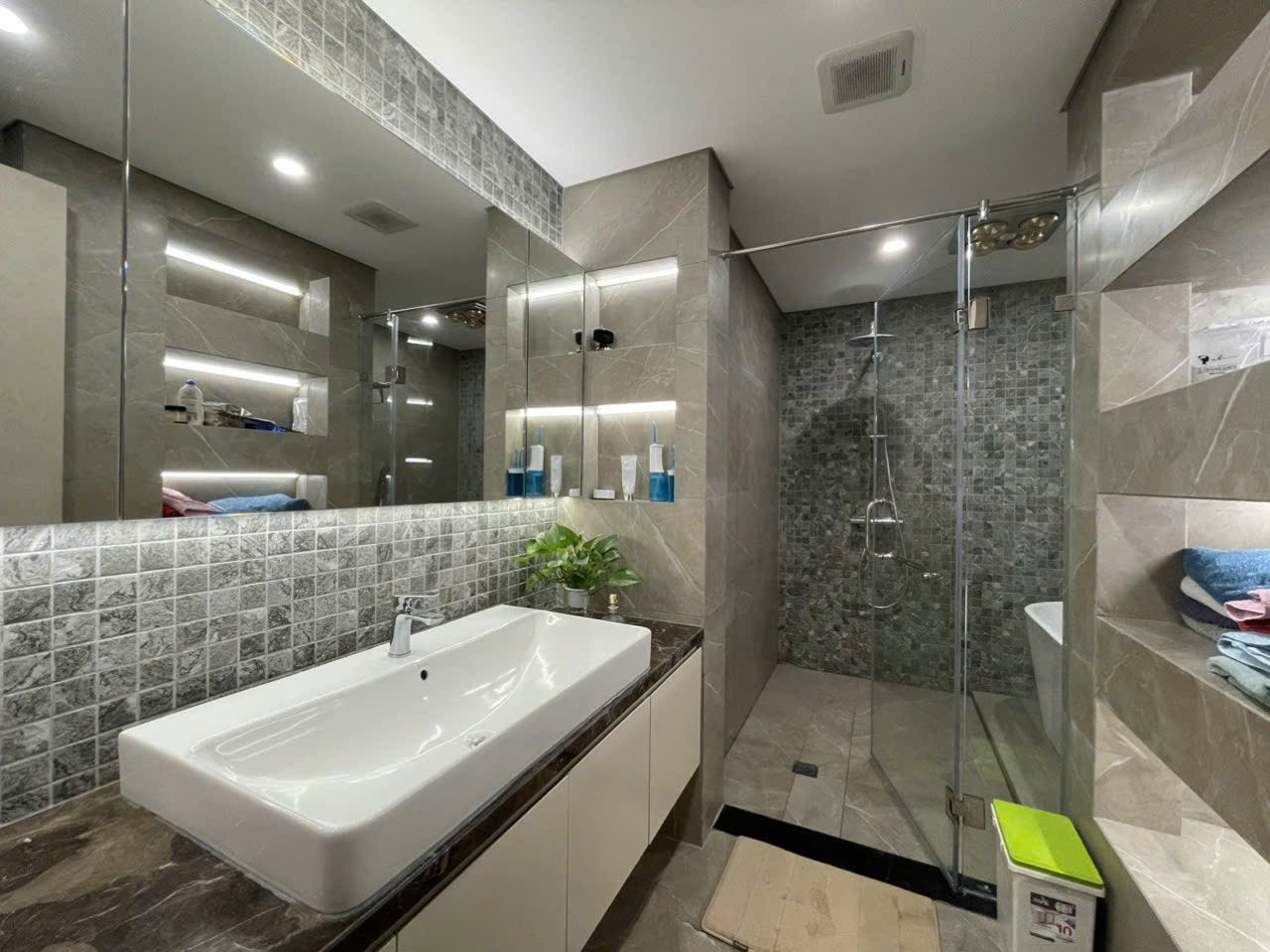 Cần bán gấp căn hộ chung cư cao cấp Watermark 395 Lạc Long Quân, 157m2, 3 ngủ, view trọn Hồ Tây, 22 tỷ