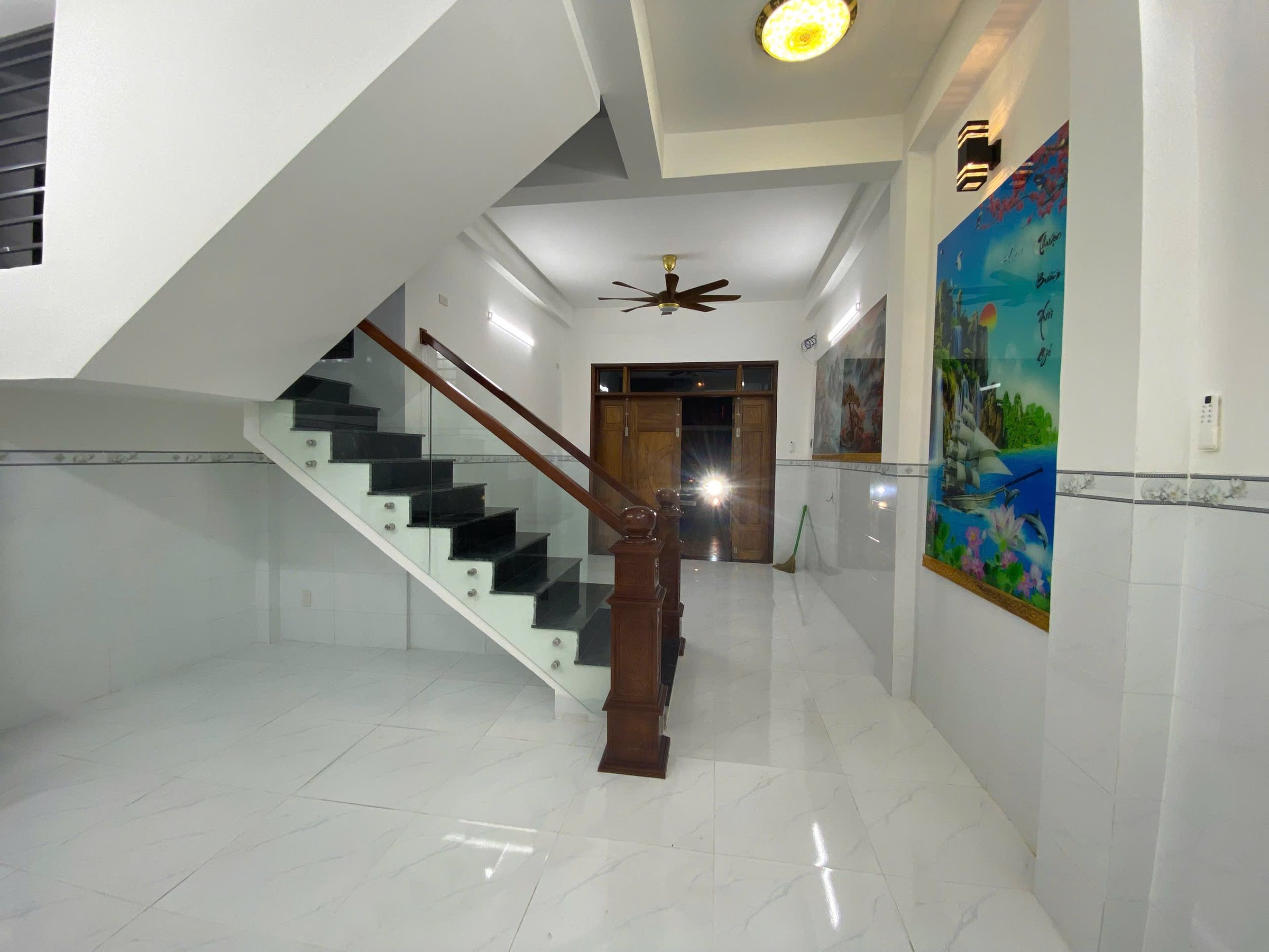 Căn góc 3 tầng ô tô vào tận nhà, cạnh bên TĐC Ngọc Hiệp 👉  giá chỉ: 5 tỷ 400 triệu ( giá cũ 5 tỷ 700 triệu )
• Diện tích: 94,3m2, diện tích sử dụng: 240m2, kết cấu 3 tầng mê đúc, công năng: 4 phòng ngủ,