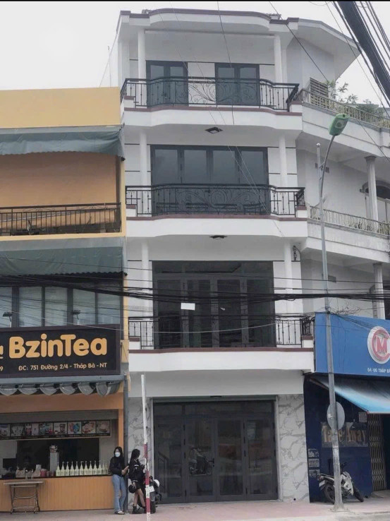 🔥Cho thuê nhà mặt tiền đường 2/4 – đối diện Tháp Bà Ponagar  • Diện tích đất: 28m² (ngang 4,86m)  • Diện tích sàn: 120m²  • Kết cấu: 1 trệt, 3 lầu kiên cố  • Gồm: 3 phòng ngủ, 4 WC  Vị trí đẹp, khu kinh doanh sầm uất, gần biển, chợ, trường học. Phù hợp để