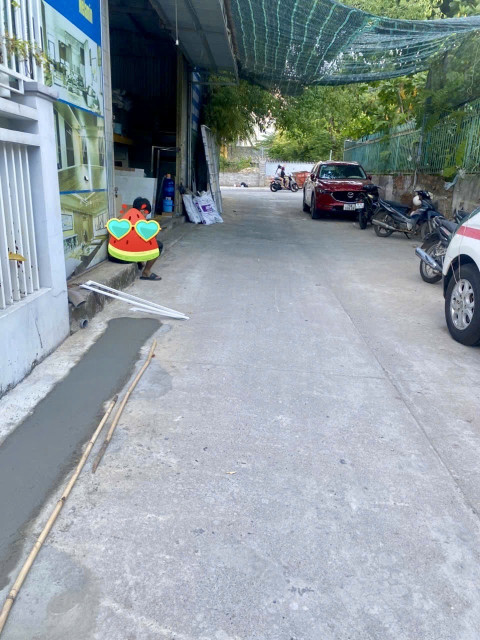 Cho thuê nhà xưởng ngay Cầu Dứa Vị trí: ngay đầu đường Cầu Dứa - Phú Nông.  Ngang 11*17,5m ~ 200m2 Đã sẵn điện 3pha, sẵn 1wc Giá thuê: 12tr/ thương lượng. Thời gian thuê: lâu dài Ưu tiên làm kho hàng, kho giao nhận… không nhận làm xưởng mộc, in, garage