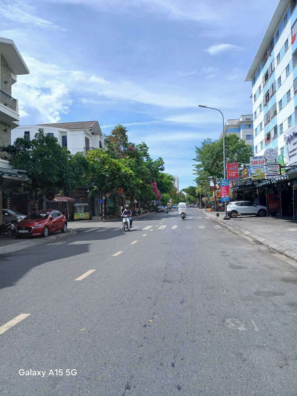 Cho thuê Shophouse CT5 mặt đường A1 Vĩnh Điềm Trung sầm uất - Diện tích 61.7m2 ngang 3.37m 👉 Kết cấu:  - Tầng trệt: mặt bằng kinh doanh, 1WC - Tầng 1: 2PN, 1WC ✔️Không nội thất  ✔️ Giá 8,5tr/ tháng . Cọc 2 tt2