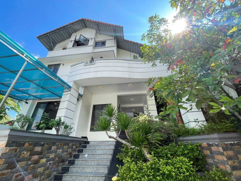 CHO THUÊ Căn biệt thự Phước Đồng nằm trên Đại lộ Nguyễn Tất Thành  -  Nhà có 7 phòng ngủ , 1 phòng khách rộng đẹp , 1 phòng bếp đầy đủ , sân vườn trước sau thoáng mát , rất phù hợp cho văn phòng , công ty hoặc gia đình . Giá thuê 22 triệu / tháng , thanh 