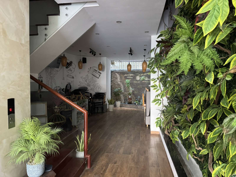 Cho thuê mặt bằng đường thích quảng đức, dt 100m2., ngang 5. Ưu tiên làm văn phòng Cty. Kg cho thuê ăn uống. Giá 10tr/tháng, hd 1 năm