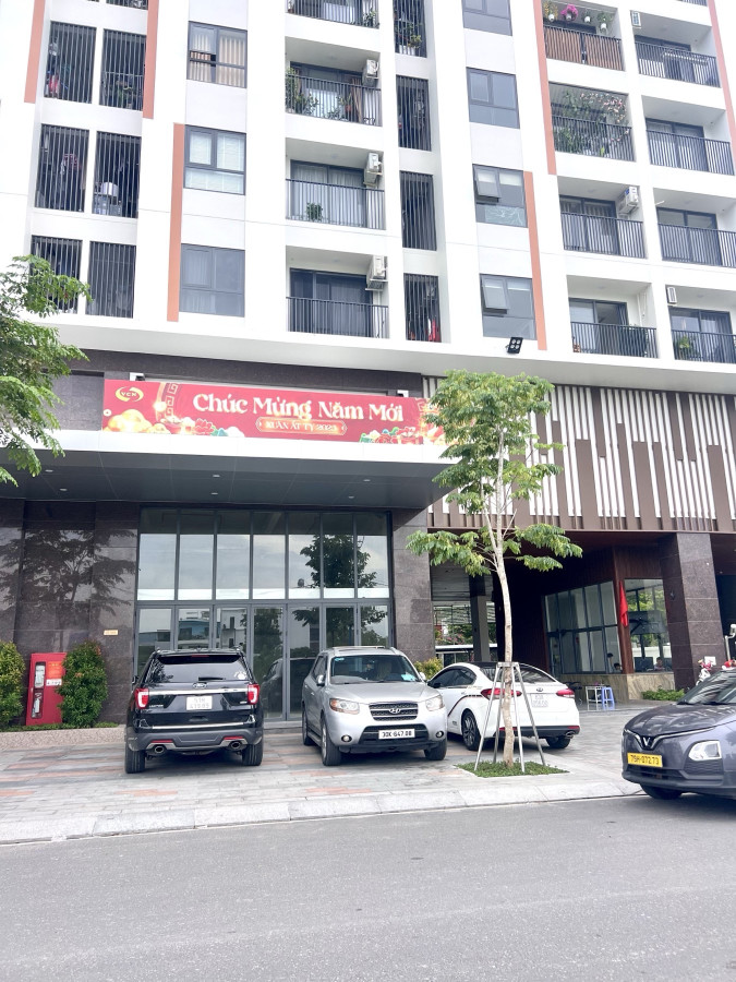 Cho thuê Shophouse CT2 Phước Long – Vị trí đẹp, giá tốt! 📍 Vị trí: CT2 Phước Long - Phường Nam Nha Trang  📐 Diện tích: 85.44 m² 📏 Ngang: 8m – rộng rãi, dễ setup cửa hàng hoặc văn phòng 💰 Giá thuê: Chỉ 25 triệu/tháng – quá tốt so với khu vực ✨ Ưu điểm nổi 
