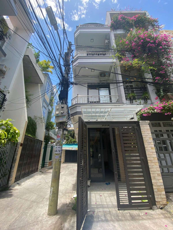 Cho thuê nhà 4 tầng hẻm Quang Trung - Lộc Thọ . Giá 12 Triệu/tháng - Nhà nằm cách đường Quang Trung 10m - hẻm thông 3,5m , khu vực thoáng mát - bán kính 500m đầy đủ tiện ích  - diện tích : 51,4 m2 ( ngang 3,15m )  - Hướng : Tây - Nhà Hiện trạng 4 tầng gồm