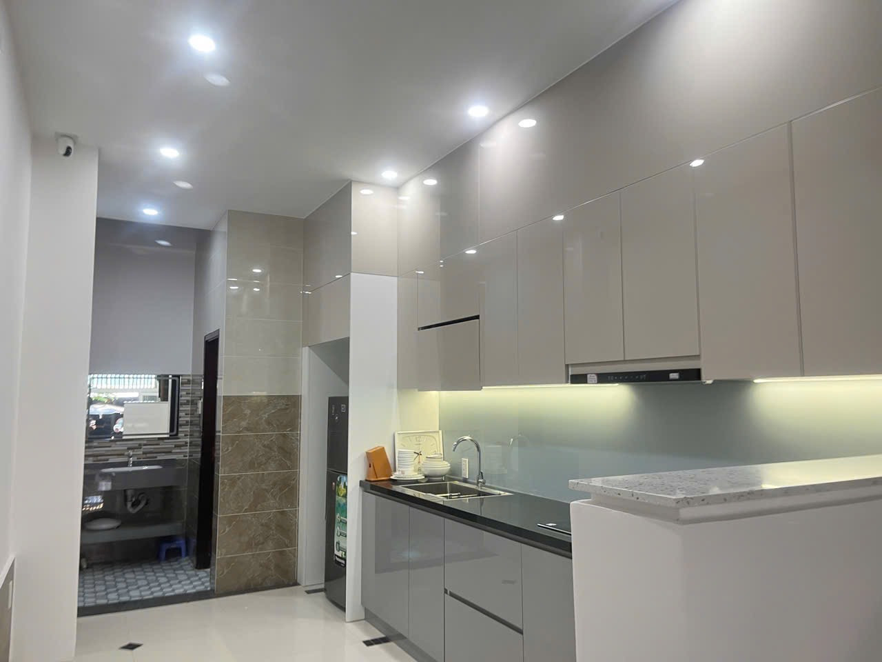 Cho thuê nhà Mặt tiền đường Lý Thường Kiệt ( Khu chợ Chợ Đầm) Trung tâm thành phố Nhà có sẵn.- 47,2m2- Ngang 3m Cọc 2 thanh toán 2 Nhà 3 phòng ngủ- 4wc- 1 phòng thờ- 1 tum- 1 phòng khách Giá: 18tr/tháng Hợp đồng 1 năm