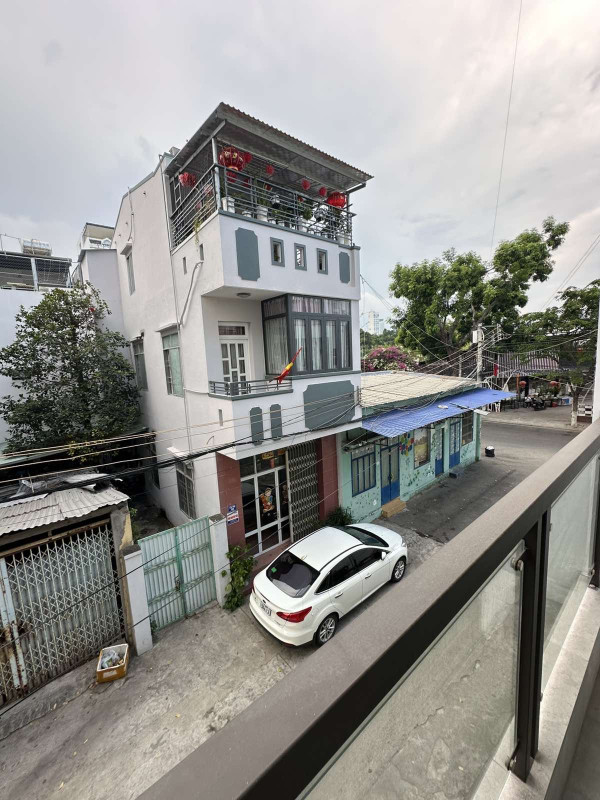 Hạ giá còn 13tr/tháng 💥Cho thuê nhà 1 trệt 3 lầu đường Lê Thanh Nghị, Vĩnh Nguyên, Nha Trang - DT đất: 50m2 (5x10) - Kết cấu: 1 trệt 3 lầu  + Tầng trệt: mặt bằng trống  + Tầng 1 & 2: mỗi tầng 2 phòng ngủ  + Tầng 3: bếp, sân phơi, sân thượng ngắm view chil