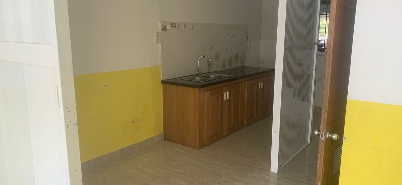 Cho thuê Shophouse CT5 mặt đường A1 Vĩnh Điềm Trung sầm uất - Diện tích 61.7m2 ngang 3.37m 👉 Kết cấu:  - Tầng trệt: mặt bằng kinh doanh, 1WC - Tầng 1: 2PN, 1WC ✔️Không nội thất  ✔️ Giá 8,5tr/ tháng . Cọc 2 tt2