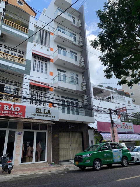 Cho thuê nhà mặt tiền Hồng Bàng ngay phố Hàn sát bên Gạch Đỏ DT: 55m2 ngang5m Nhà xây 7tầng có thang máy với 10phòng ngủ - mặt bằng kinh doanh  - Giá thuê: 40triệu/tháng