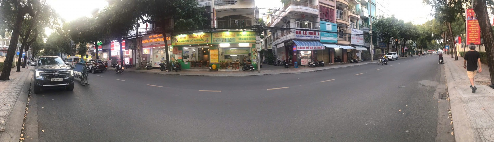 Sang nhượng MẶT BẰNG trung tâm Nha Trang  Diện tích sàn 150m * 3 tầng cộng sân thượng. 👉Tổng dt 520 m2, lô góc mặt tiền 25m2 💵💵💵 Giá sang 2 trăm triệu bao gồm bàn, ghế, tủ,... 💗 Giá thuê 60tr/ tháng