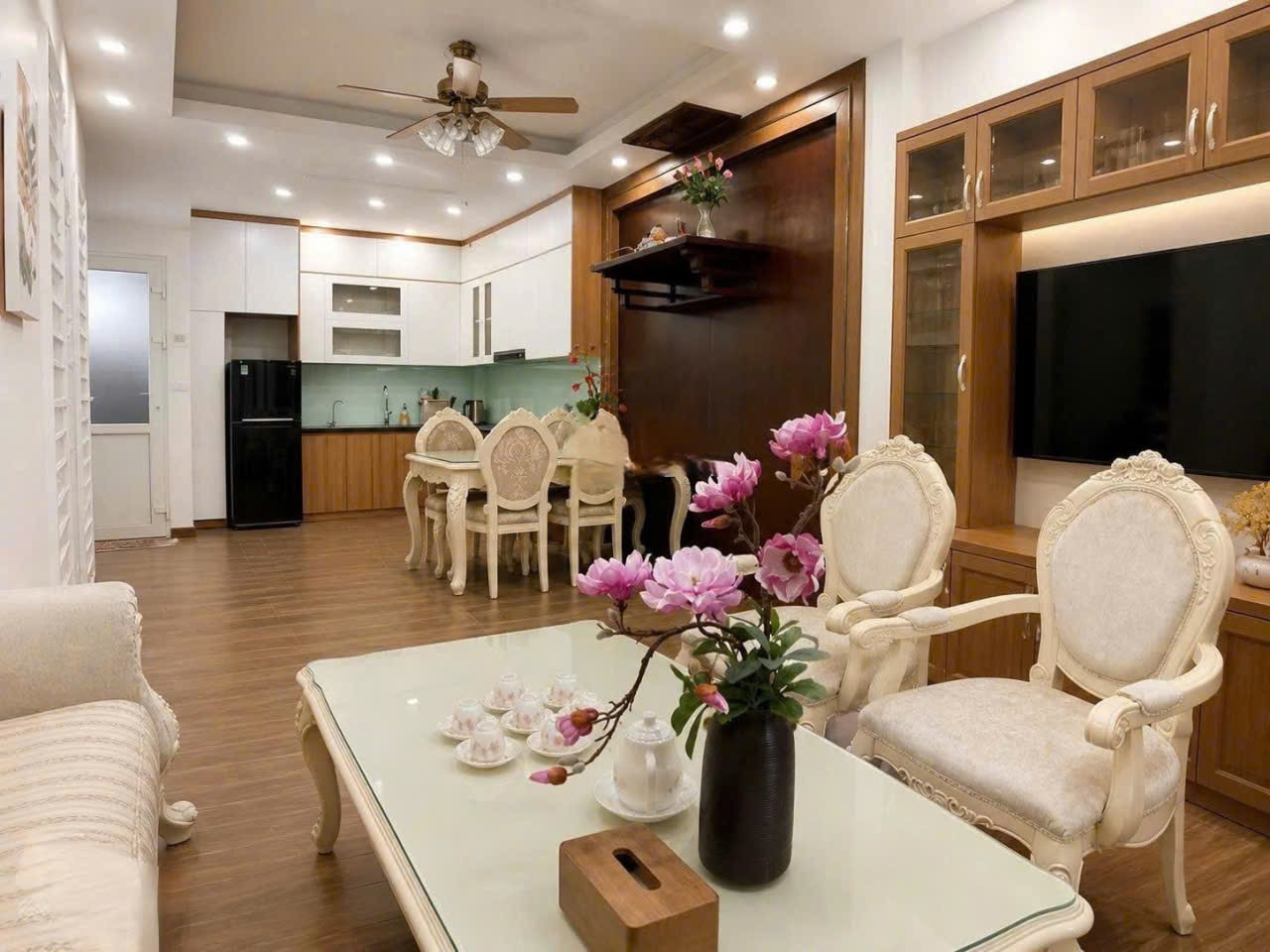 Cho Thuê Nhà Ngõ 175 Lạc Long Quân 60M² 3 Tầng 3 Ngủ - Full Đồ - Gần Hồ Tây - Giá Thuê 28tr