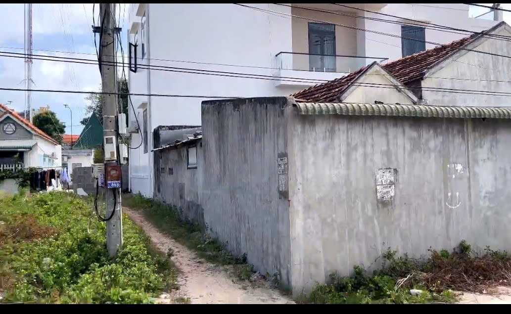 Bán lô đất biển Dốc Lết - 3 Mặt Tiền 
dt 369m2. giá bán 6.642 tỷ lh em trần yên trinh
