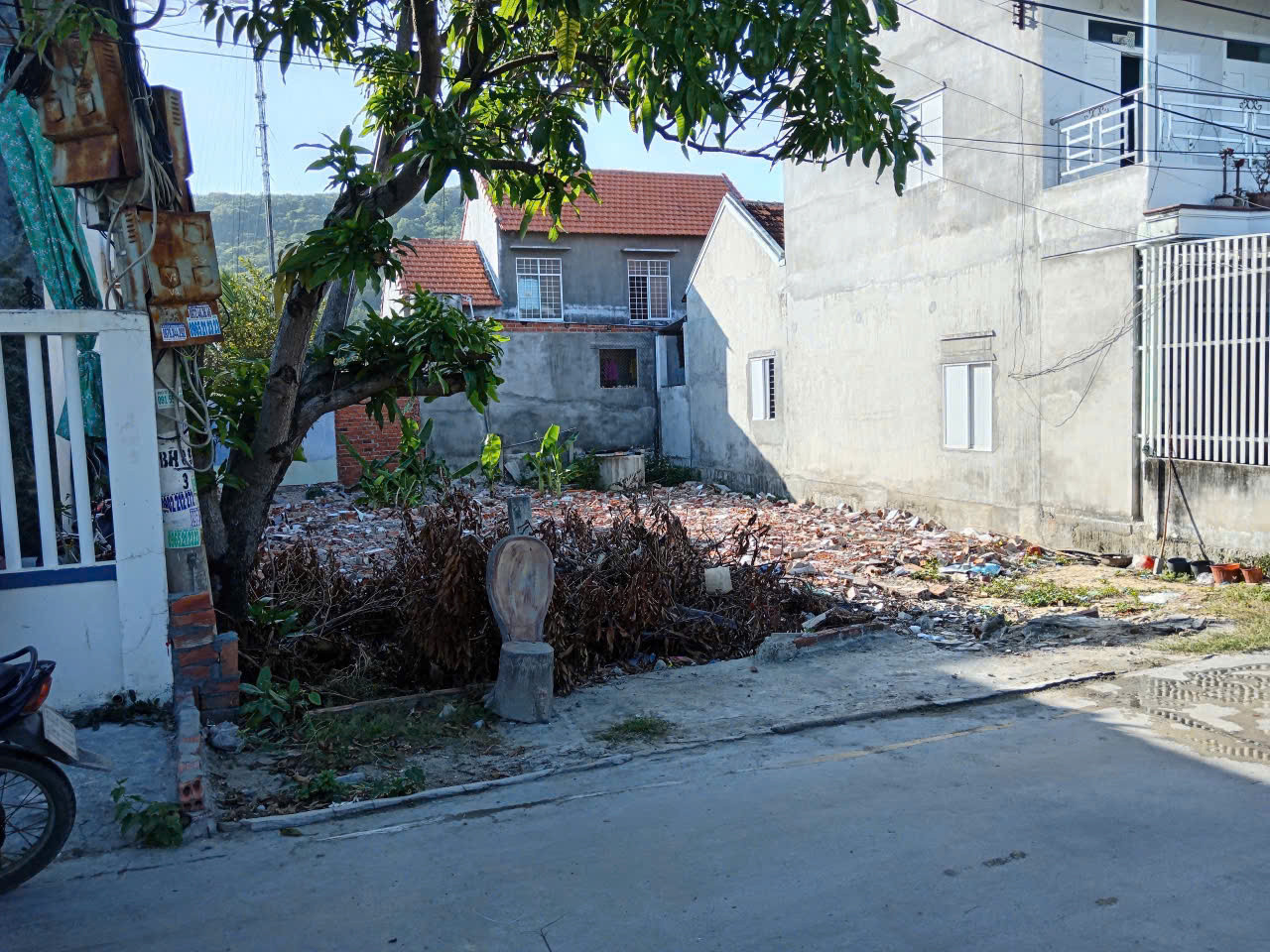 Bán lô đất biển Dốc Lết dt 162m2 Giá : 2ty750 
vui lòng liên hệ em Trinh