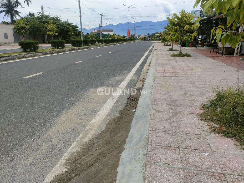 Mặt tiền đường 2/4, gần quảng trường 2/4 , phù hợp kinh doanh buôn bán