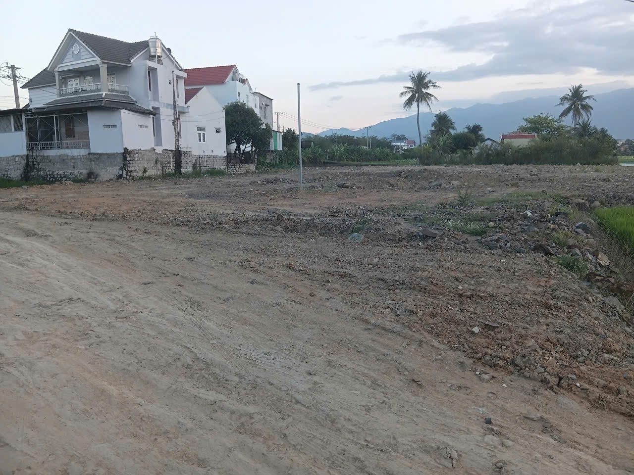 Bán đất 195.4m² có sẵn 60m² thổ cư ngang 6m giá 650 triệu tại Phường Ninh Hòa Z524