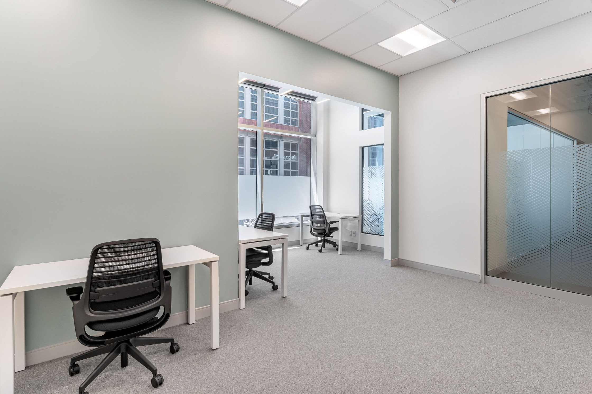Các văn phòng trong mở được thiết kế riêng dành cho 3 người tại Spaces Belvedere
