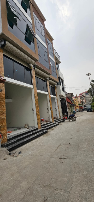 Siêu phẩm Trinh Lương, ô tô tải đỗ cửa