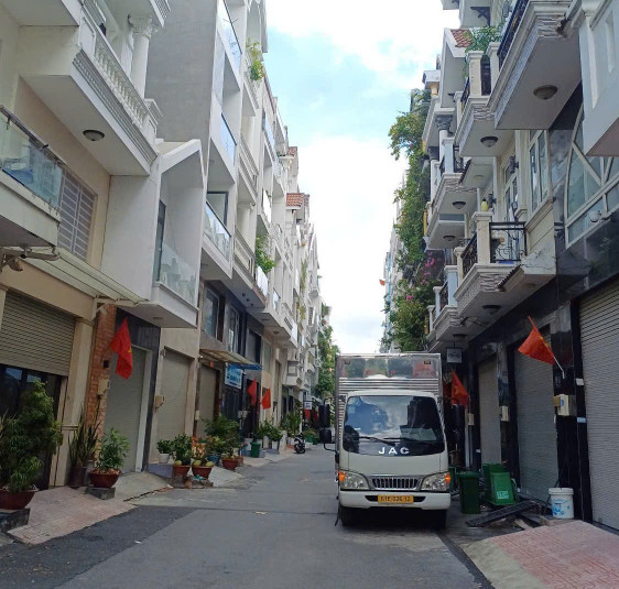 Nhà phố khu đồng bộ 5 tầng thang máy ngang 5m Hoàng Quốc Việt chỉ hơn 8 tỷ tt