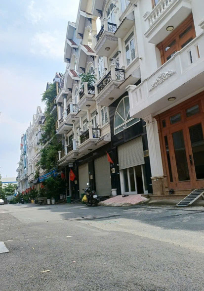 Khu đồng bộ cao tầng Hoàng Quốc Việt, 5 tầng, có thang máy, 5*12m, chỉ hơn 8 tỷ