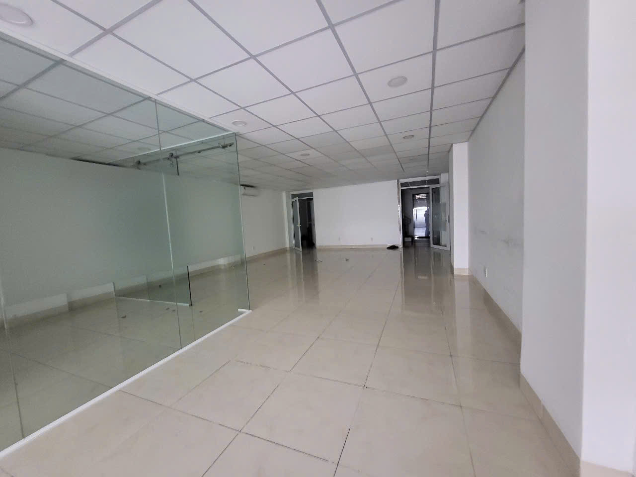 BDS HVL cg:  Cho thuê toa nha 1 hầm 8 lâu,TK sàn trống suốt 1100m2. 121 Nguyễn Văn Trôi,PN.