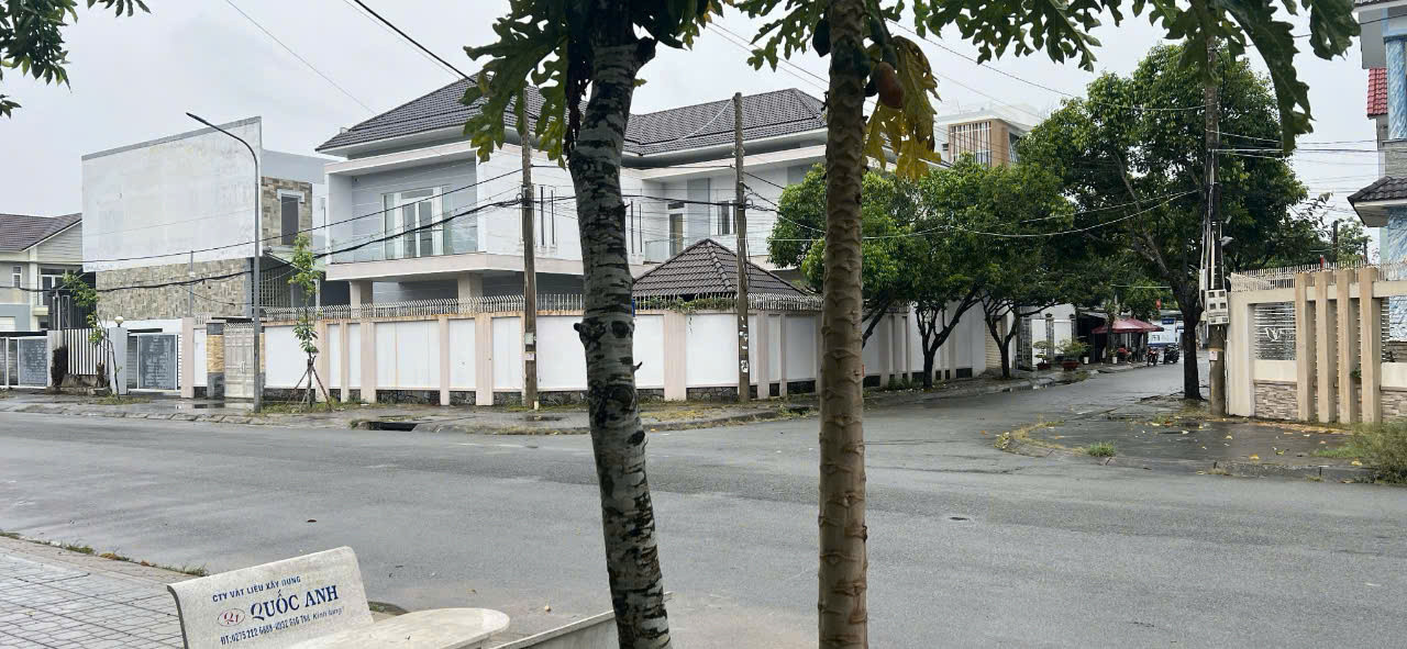 BIỆT THỰ 555M2 GÓC 2 MẶT TIỀN ĐƯỜNG NHỰA KDC CHỢ CHÙA PHƯỜNG PHÚ TÂN