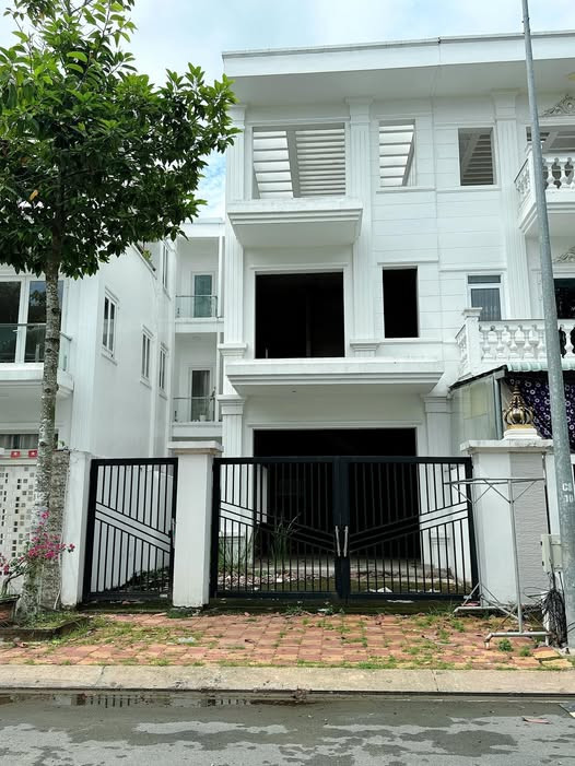 Bán nhà thô 1 trệt 2 lầu khu đô thị Hưng Phú,gần siêu thị