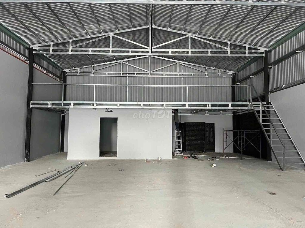 Cho thuê xưởng mới xây, diện tích 402m², có văn phòng và gác lửng
