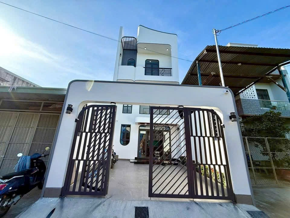 Bán nhà 74.1m² ngang 5,5m giá 3.85 tỷ tại Phường Phú Tân Thành phố Thủ Dầu Một