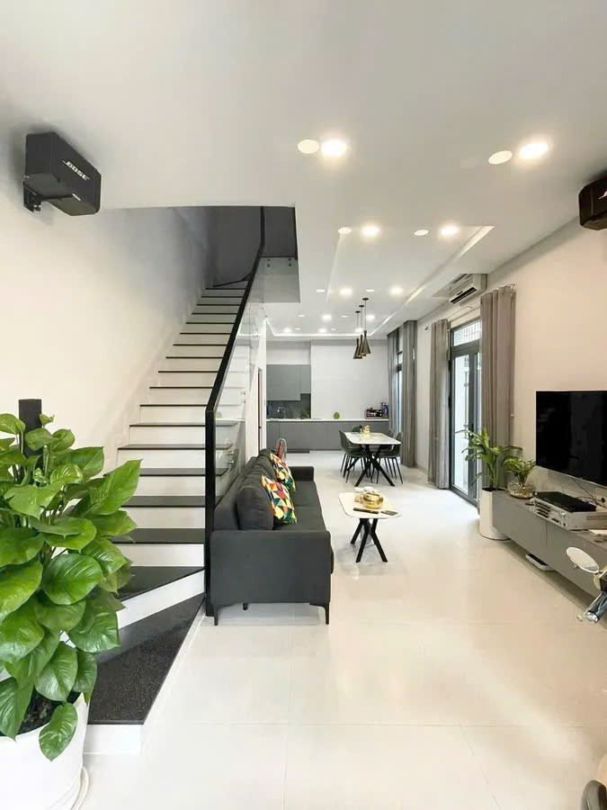 Nhà Đẹp 4 Tầng Hẻm 8m, Trịnh Đình Trọng, 65m2, ngang 5m, ở ngay