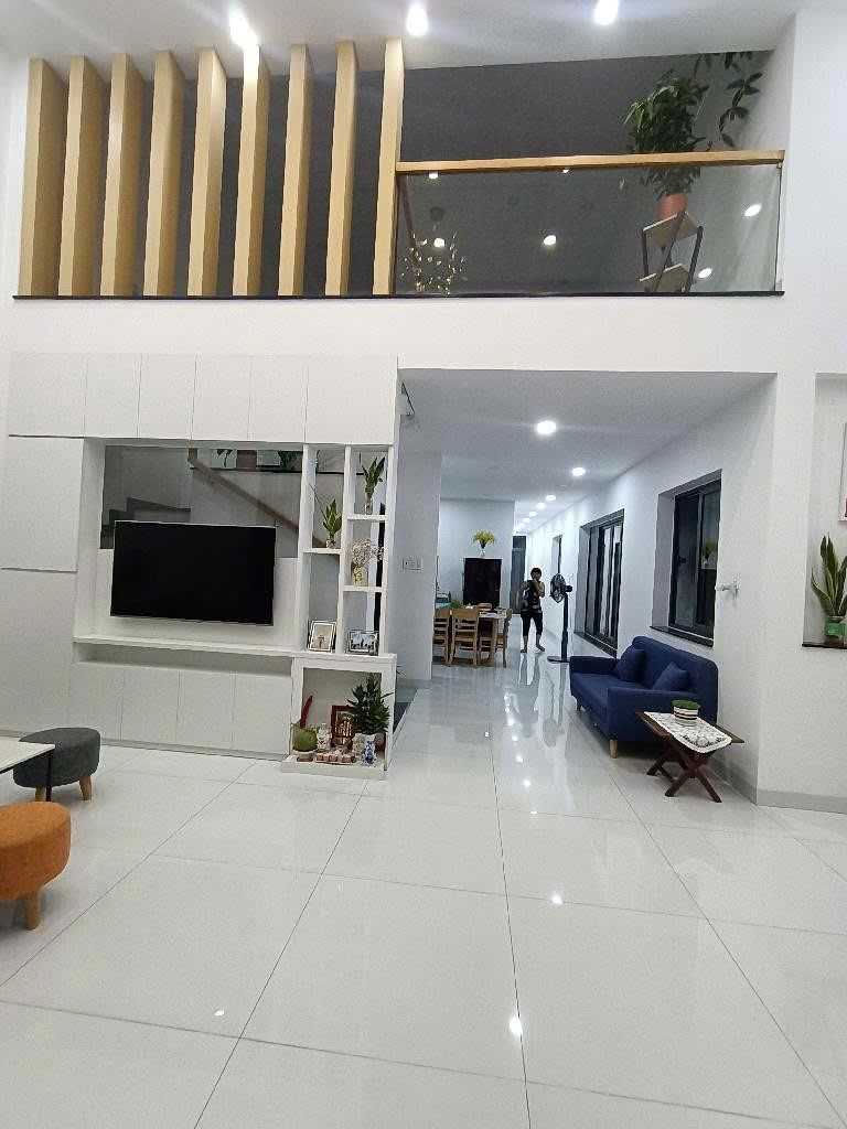Cần Bán Gấp Nhà Mặt Tiền 134m2 Tại Phường Phước Quận 9 Bình XeTải Đậu Thoải Mái.