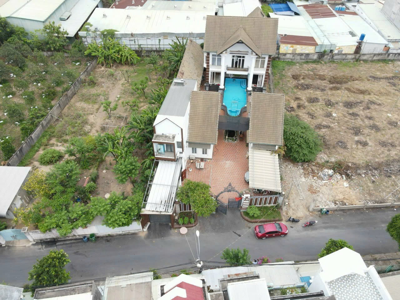 BDS HVL CG: BÁN VILLA SÂN VƯỜN CÓ HỒ BƠI 865 m2 MT ĐƯỜNG 179 HOÀNG HỬU NAM Q9