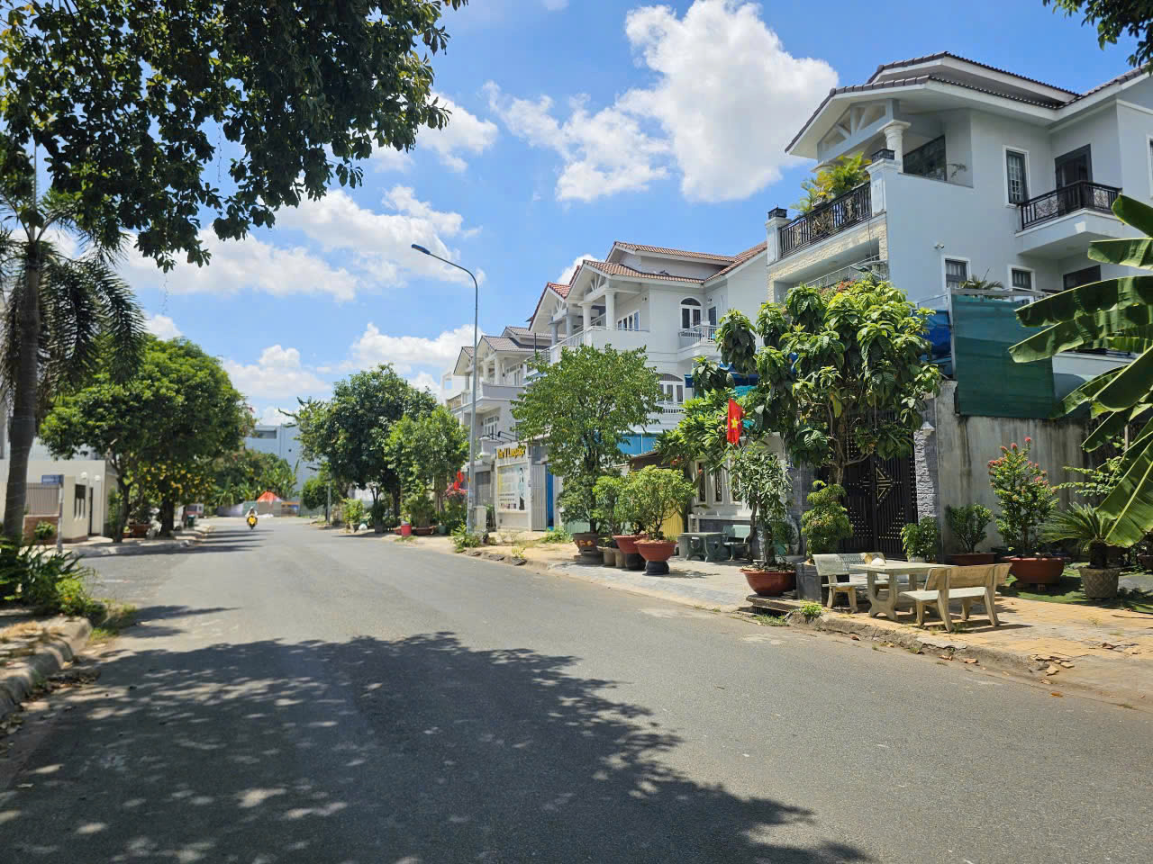 Chính Chủ Bán Mặt Tiền 20, P.Phước Long B, Q.9. DT: (8 x 20m), Chỉ 19 tỷ 500 Triệu, Tell: O911.16O.692